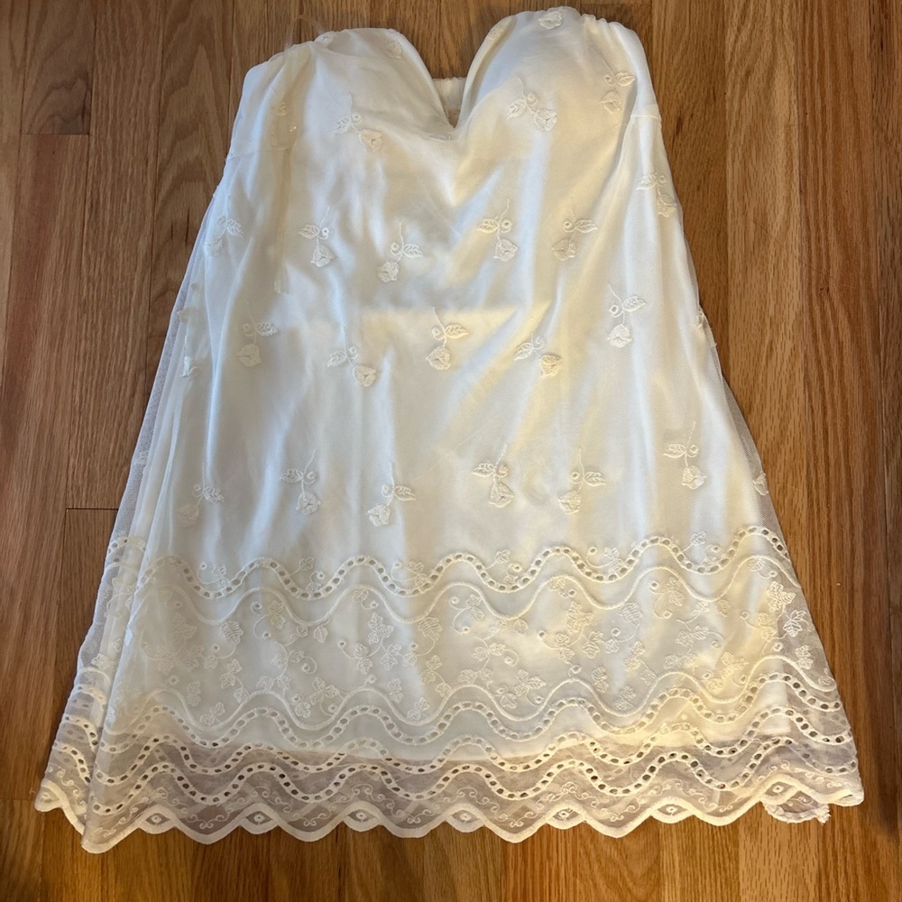 Elegant White Strapless Dress